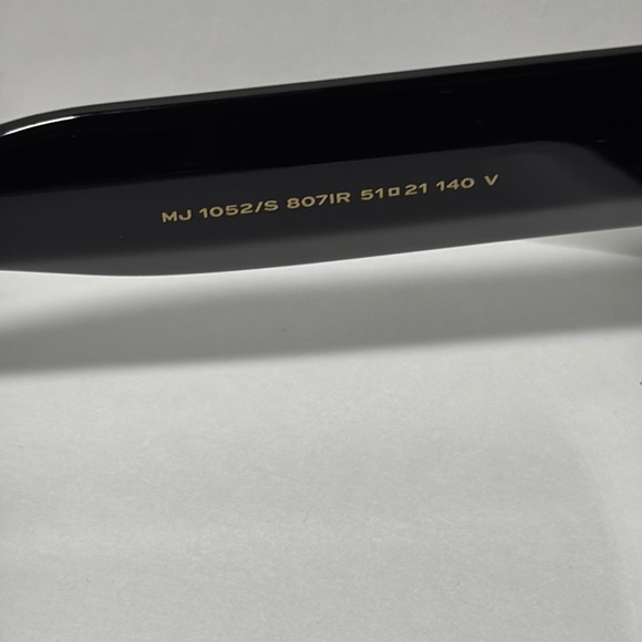 Marc Jacobs Black Wayfarer Sunglasses with Yellow Case - Picture 5 of 10